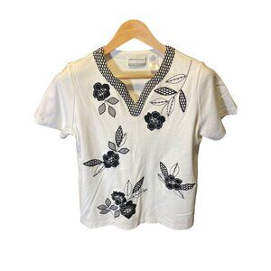 Alfred Dunner White Black Floral Embroidered Short Sleeve Notched Neck Top SZ Pe